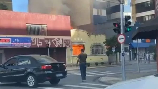 FOGO! INCÊNDIO ATINGE CASA NO CENTRO DE CURITIBA NESTE DOMINGO