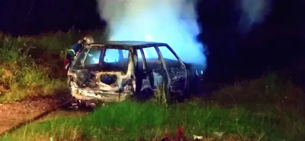 CARRO PEGA FOGO EMBAIXO DE VIADUTO ENTRE CURITIBA E SÃO JOSÉ DOS PINHAIS